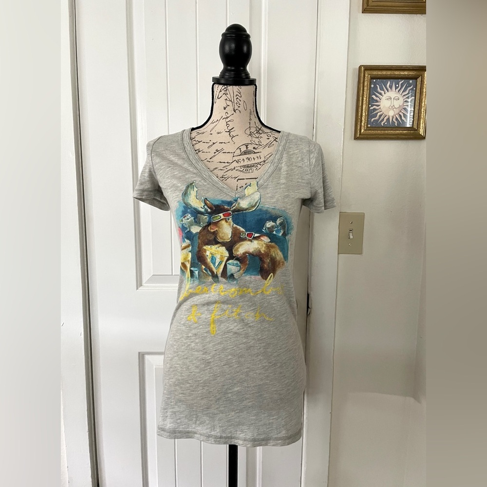 NWT Abercrombie & Fitch Graphic Moose V-Neck Tee Light Gray size XS/Small - Picture 1 of 5